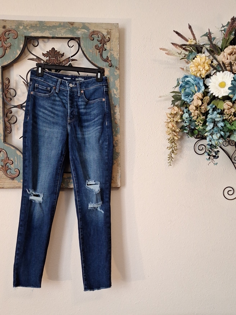 🔥🔥CLEARANCE🔥🔥 Old Navy Women's Distressed Dark Blue Skinny Jeans. Size 2